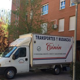 Transportes y Mudanzas Tinín vehículo de mudanzas en una urbanización